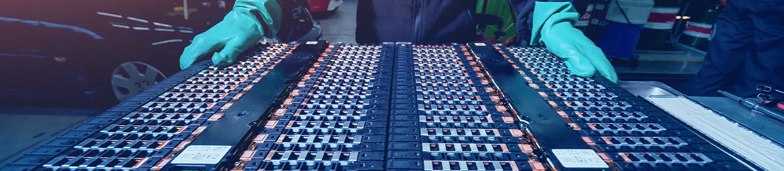 Technicien manipulant un pack de batteries dans un atelier spécialisé