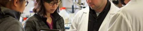 Scientifiques en laboratoire