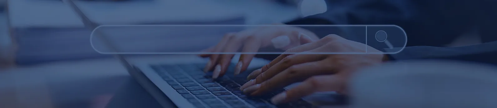 Personne utilisant un clavier avec une barre de recherche virtuelle