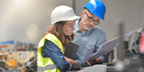 Deux ingénieurs industriels analysant et organisant un plan de production