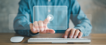 personne qui lance une vidéo sur l'ordinateur
