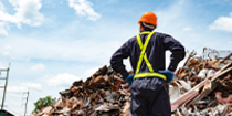 Technicien surveillant une chaîne de recyclage dédiée aux batteries électriques