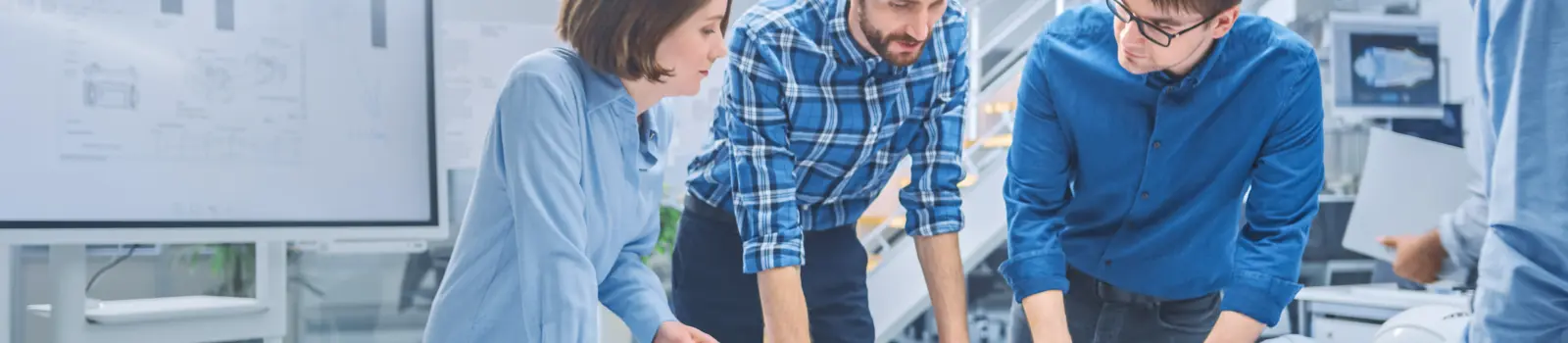 ensemble de personnes dans une entreprise qui travaillent sur un bureau